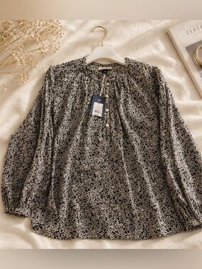 Universal Thread Black and White Floral Blouse ( 100% cotton)